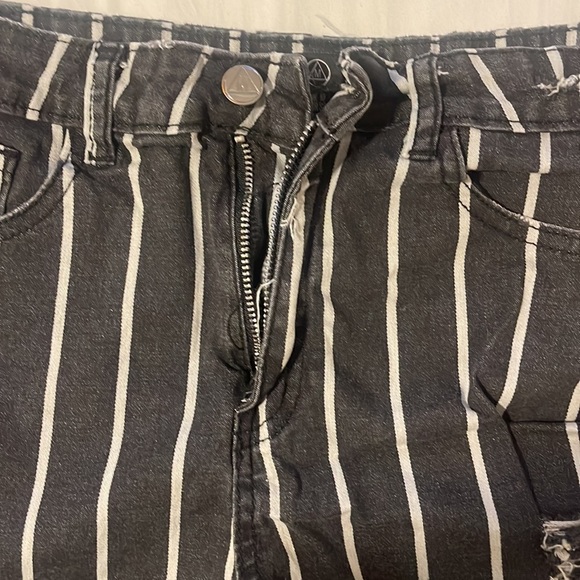 Striped Shorts Ripped High Rise - Picture 3 of 4